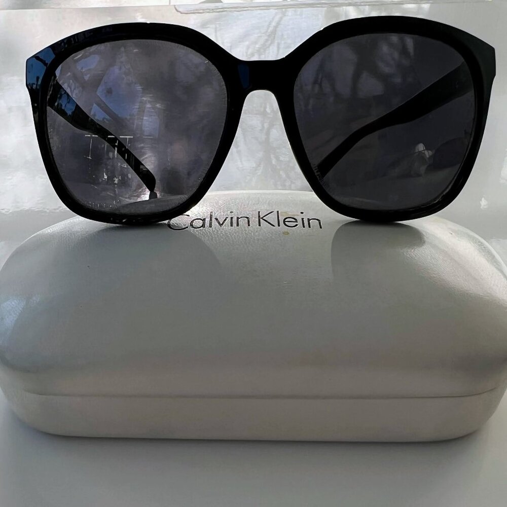 Calvin Klein Women Black Square Sunglasses R7005